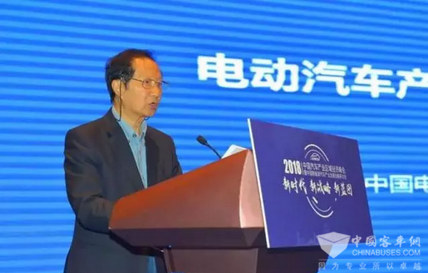 陈清泰：跳出电动汽车来评估和部署汽车革命