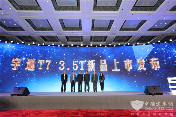 更低油耗 更小排量 更高配置 宇通T7 3.5T汽油版48.58万起售