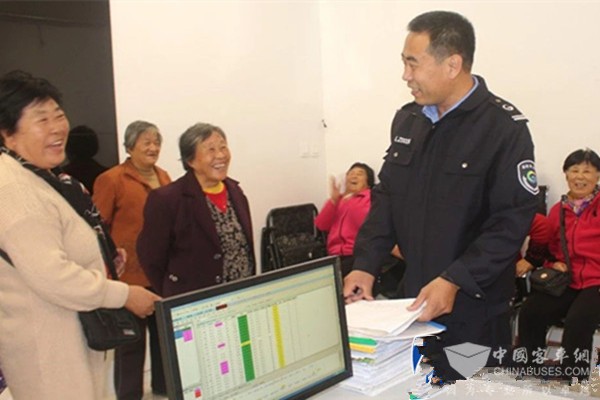 山东莱州公交文明示范线路迎来“一大波”表扬
