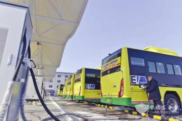 乌鲁木齐：10辆纯电动新能源公交上线运营