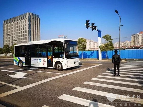 智能驾驶与新能源深度融合 国内首辆8米量产级无人驾驶公交上路！