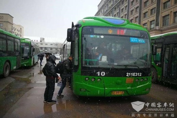 武汉:公交多举措应对极端天气