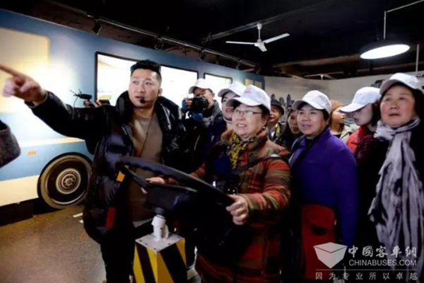 武汉：公交智能调度很精准，公交车途中全程监控