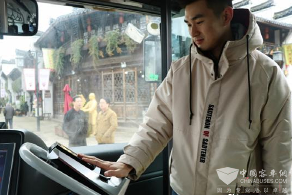 浙江衢州：智能公交发车 自动驾驶刷手买票 
