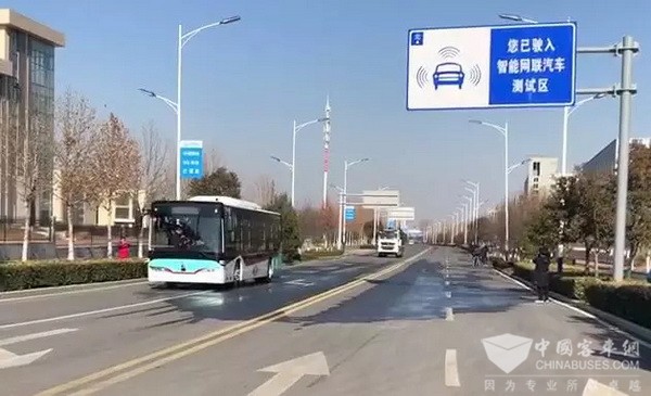 重汽豪沃无人驾驶公交上路测试