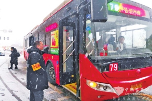 郑州：普降大雪 公交人又开始忙碌起来