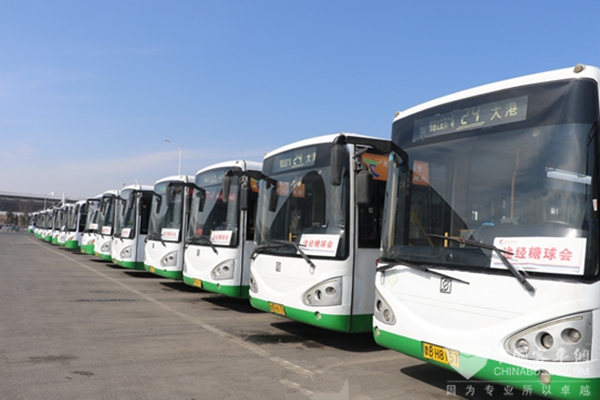 青岛：去海云庵吃糖球 途经公交班次加密志愿者到站服务