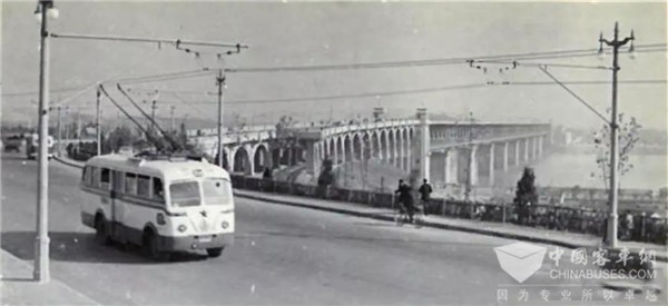 武汉市民呼吁：无轨电车系统是重要国有资产和文物，应保护好、发展好