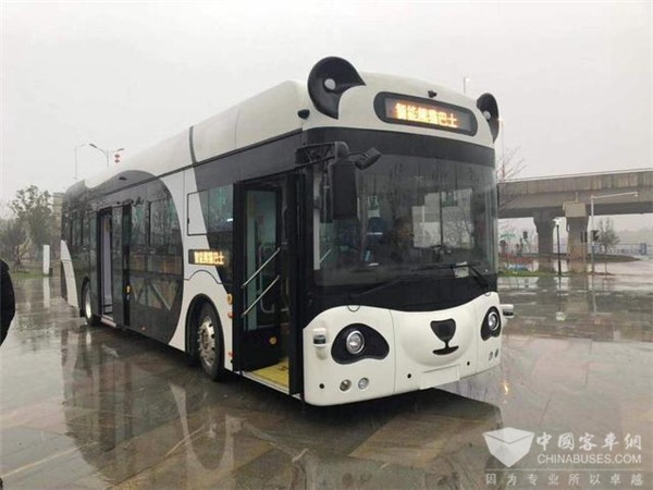 “熊猫”无人驾驶公交车亮相赣江新区，配备多种黑科技