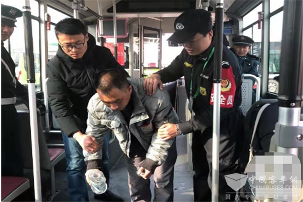 北京：公交车队开展反恐处突演练 