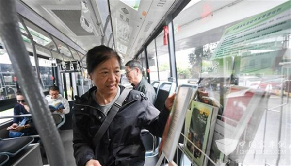 移动图书馆？上海公交行业驶出第一辆“流动阅览车”