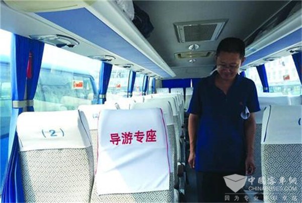 《通知》：8月起旅游客车须设“导游专座”