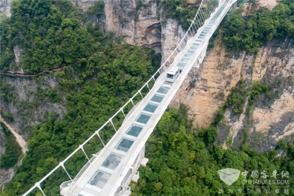 震撼！张家界大峡谷玻璃桥上演无人巴士悬浮魔幻秀