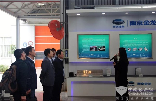 河南省鹤壁市委常委莅临开沃集团考察 试乘“蓝鲸号”无人驾驶观光车