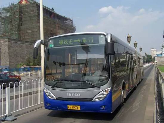 中国造公交开进巴黎