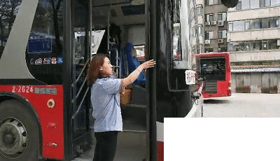 公交车的盲区在哪里？听听司机怎么说！