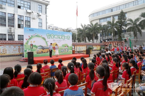 操场化身“校车赛道” 厦门金旅校园公益让孩子们在欢乐中安全成长