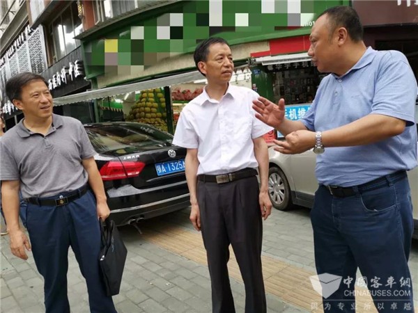 湖北：省交通厅领导亲临高考考点，现场指导公交运营保障工作