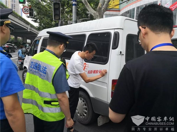 上海：客车变“货车”？多部门年内三次联合执法，严查平台车辆违法