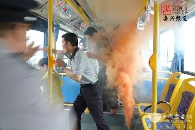 浙江：嘉兴公交突发状况应急演练，乘客纠纷、突发火灾······