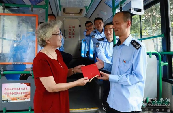 江苏：无锡公交“政治生日话初心 薪火相传担使命”