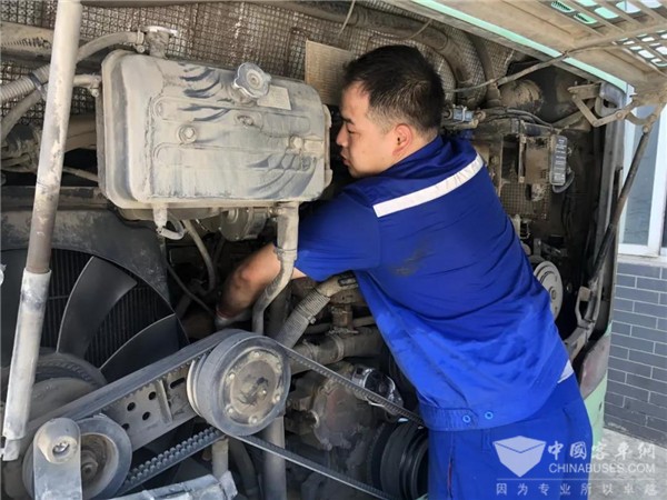 湖北：武汉公交 高温下的公交车“医生”