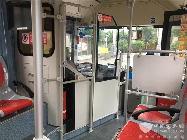 四川：泸州公交配置新款安全隔离门，年底前实现交车标配