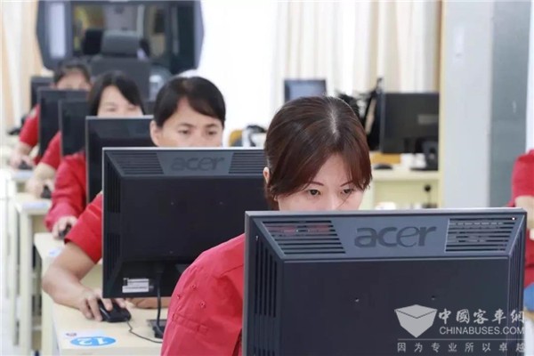 广东：“技能大赛拼技术 巾帼车长显身手” 一场女公交驾驶员之间的较量