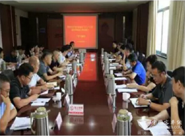 河南：舒适公交愉悦出行 郑州公交以实际行动“迎民族盛会 庆七十华诞”