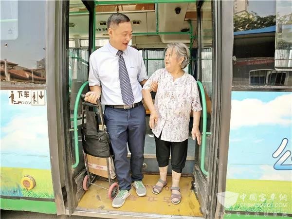 湖北：武汉“敬老”公交线路 15年坚持用心、用情