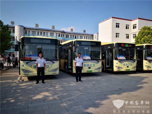 江苏：淮安定制公交走进校园 护送学生回家过节