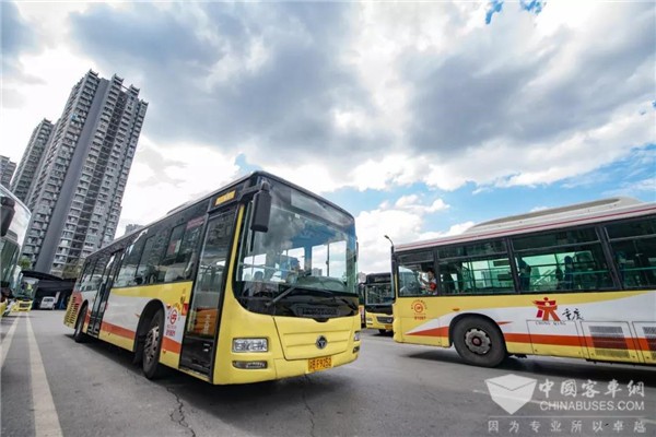 重庆公交夫妻档 最幸福的中秋节就是途中“偶遇”