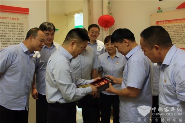 河南：郑州公交徐亚平荣获“中华人民共和国成立70周年纪念章”