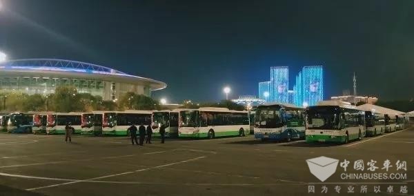 湖北：安全高效 武汉公交集团接送军运会闭幕式演职人员1500余人