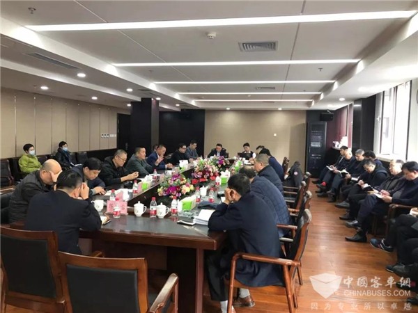 大连公交集团：建立起公交车日消毒制度 全力以赴做好疫情防控工作