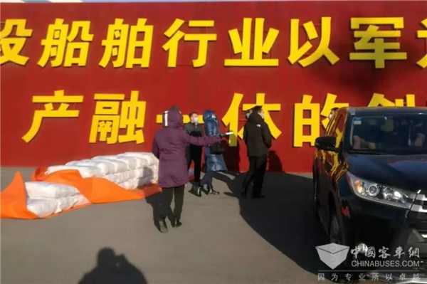 大连市总工会向公交集团捐赠3000公斤消毒液和7500个口罩