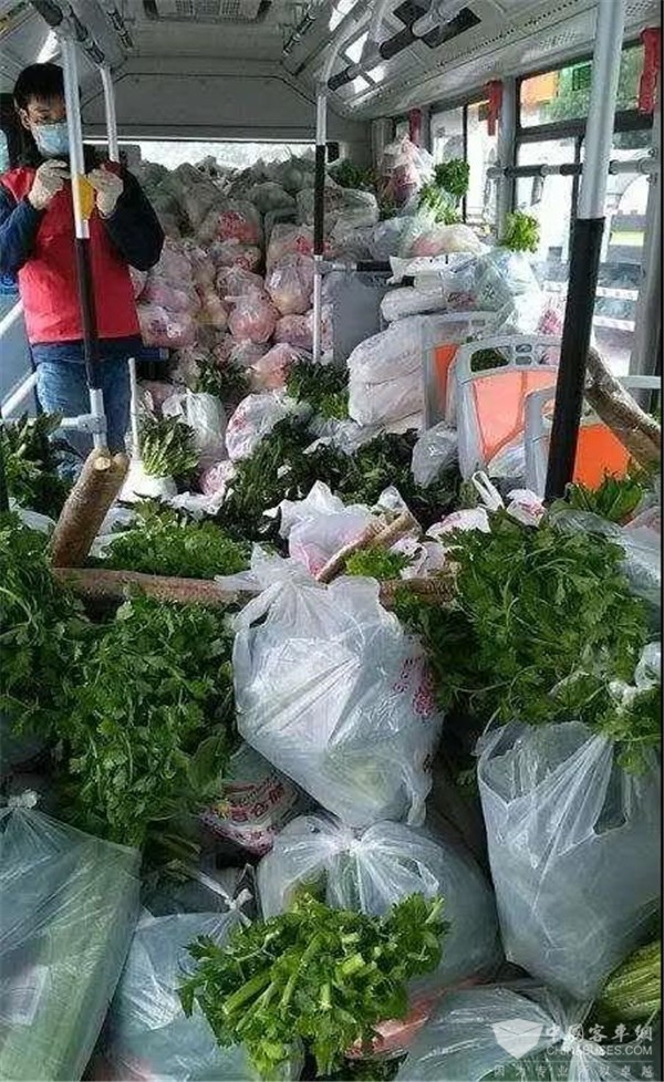 武汉公交：公交车6小时“串门”16个小区，运送763份菜品