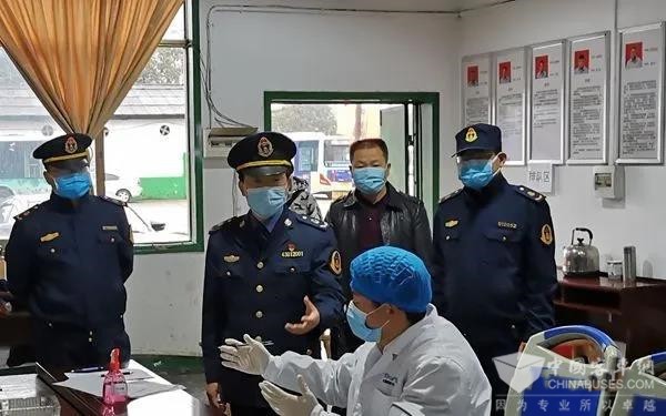 对驾驶员进行全面核酸检测 湖南龙骧巴士疫情防控与复工复产两手抓