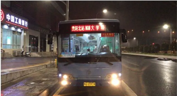 贵阳市开通“定制公交”暖心服务 帮助初三、高三师生安全返校