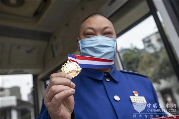 早上战“疫”晚上开车 成都公交司机“以车为床”