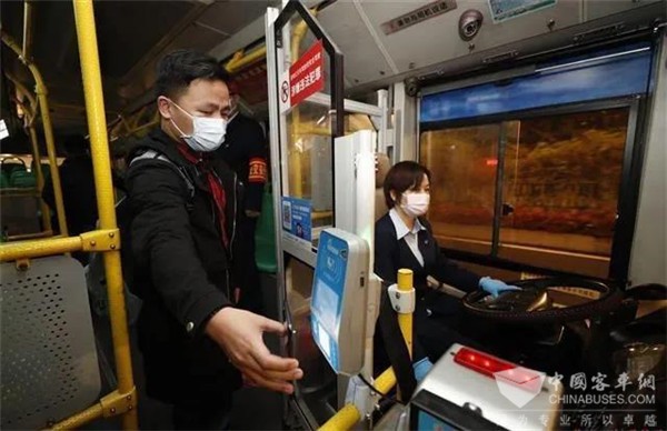 3月25日5时45分，武汉第一班公交车发车了！