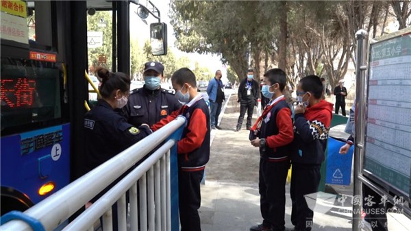 哈密东畅公交：16辆“定制公交”为学生安全出行保驾护航