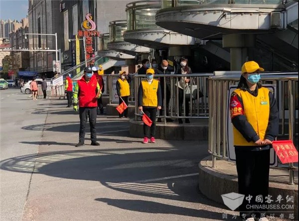 合肥公交集团开展文明交通志愿服务 联合交警倡导文明出行