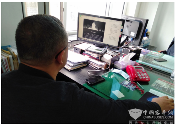 乌鲁木齐快速公交职工开展网上祭扫 致敬英雄烈士