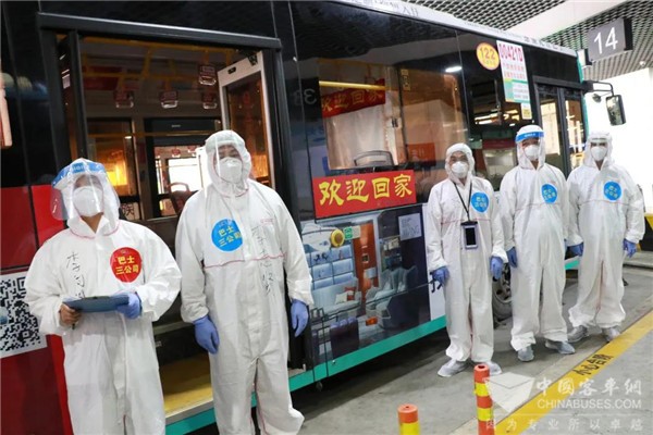 24小时值守现场 点对点专车转运 深圳巴士集团全力做好入境旅客转运