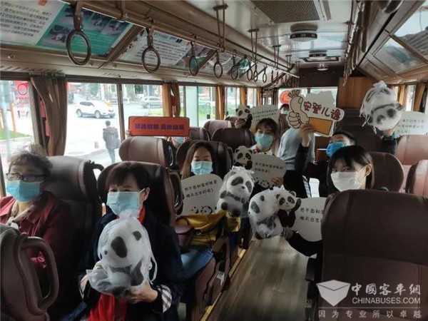 乘坐成都“熊猫主题”铛铛车 去给“热干面”“蛋烘糕”送祝福