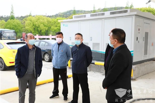 无锡公交集团党委纪委领导实地考察充电桩建设