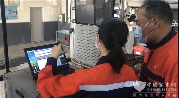 打好疫情复工战，郑州公交车维修“女状元”带头亮“兵器”