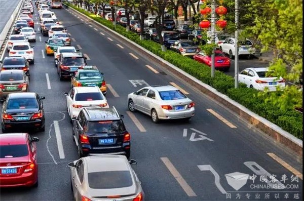 公交专用道为何没跑出“专用速度”？专家解析：施划没能连续成网