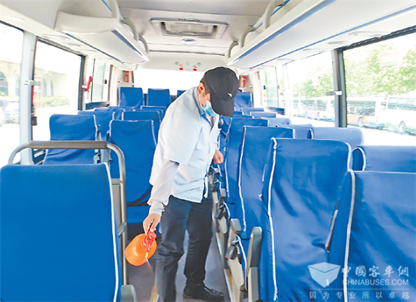 武汉公交全方位防控不放松│乘车要过两道关卡，跑完一趟就要全车消毒